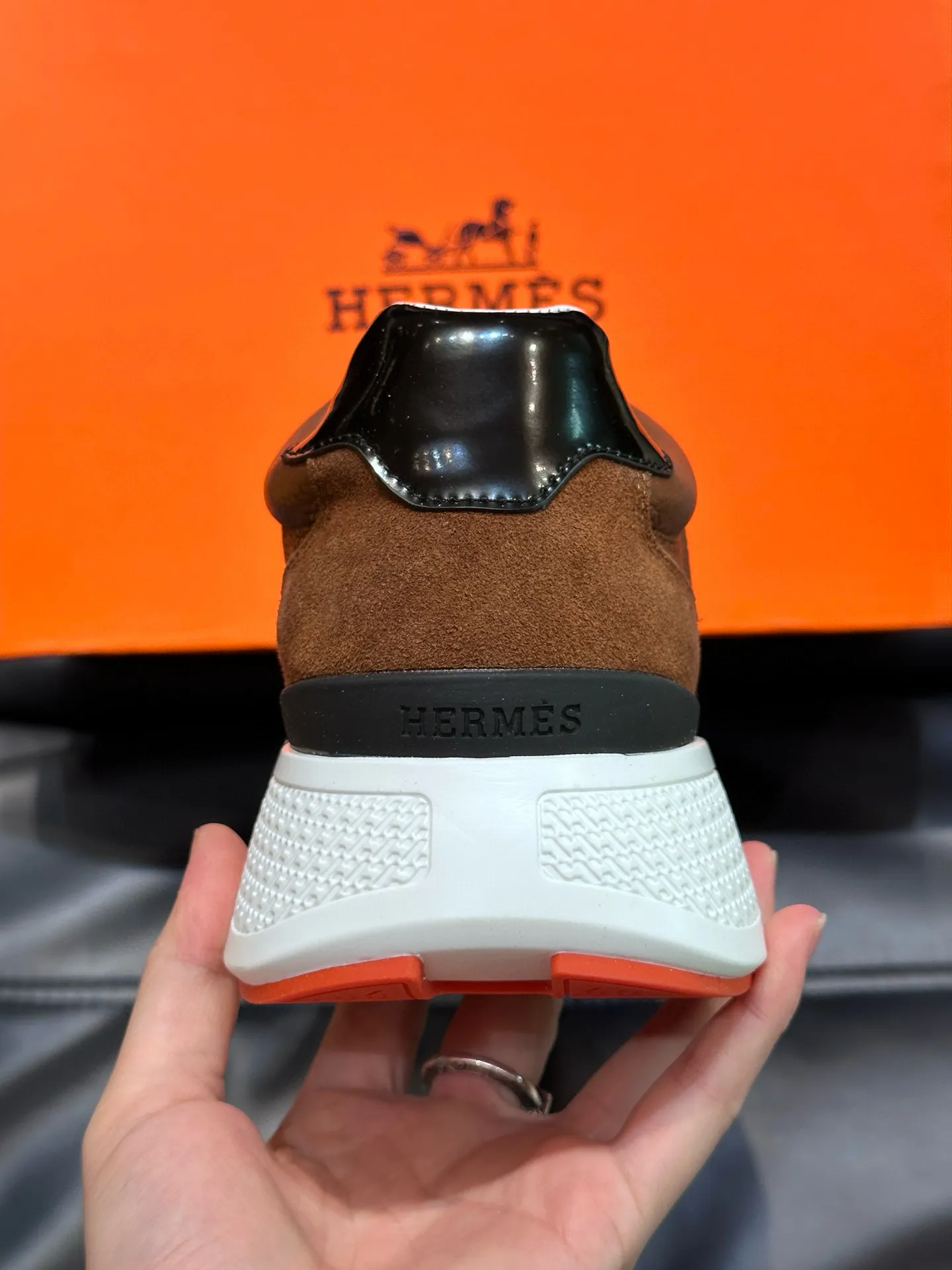 Factory price: 540💰HERMES/Hermes Hugo thick-soled sneakers are casual men's shoes. These sneakers are made of imported first-layer cowhide leather and breathable mesh design. The contrasting color design creates a dynamic and modern shape. The front end of the toe is decorated with natural-color rubber inlays. The style is novel and fashionable. The texture is incomparable, with cowhide lining and cowhide foot pads, the upper foot is comfortable and breathable, and the rubber sole is decorated with geometric patterns and iconic "H" details. A very personal one! Size: 39-44 (customized at 38.45)
